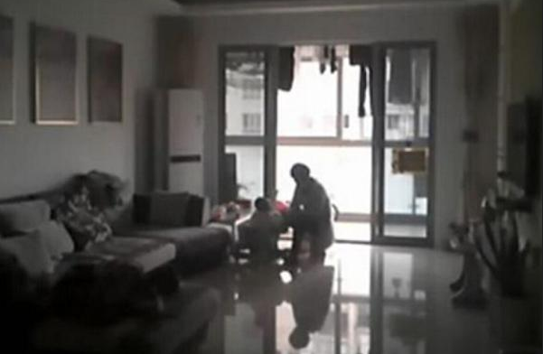 狼保姆虐婴惹众怒 6招教你保护孩子安全(图1) 1