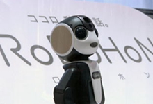 夏普另类科技RoBoHoN机器人手机亮相