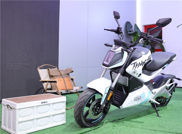 爱玛造梦师×雷神ZERO「HERO」限量款双能机车火爆预售中(图3)