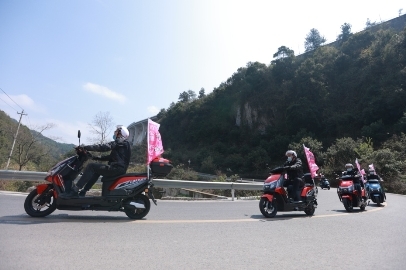 爱玛电动车劲霸F692翻山越岭，山路骑行的首选(图2)