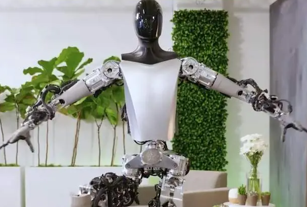 马斯克发布特斯拉“擎天柱”机器人新视频，展示其行走与叠衣能力(图1)