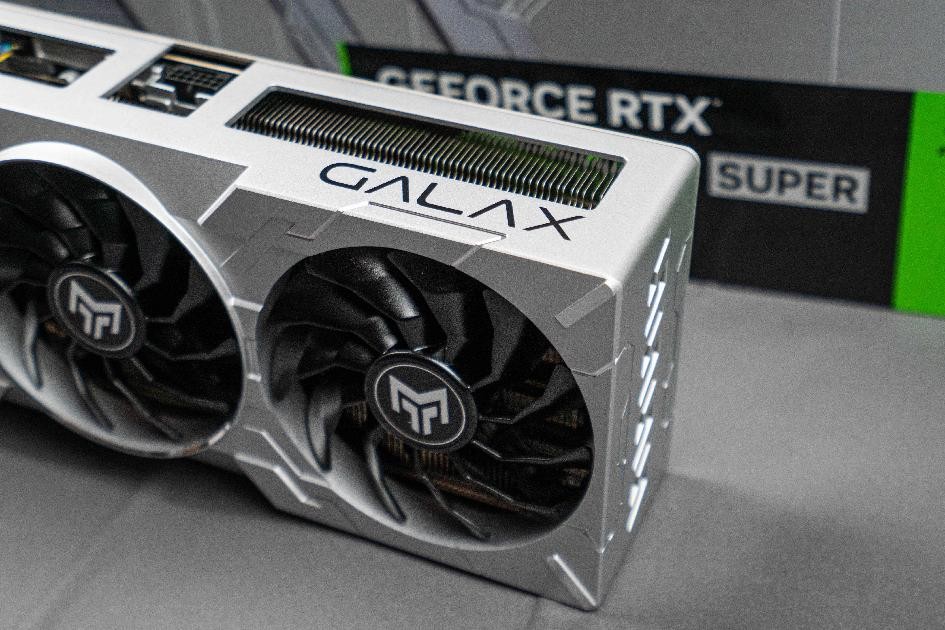 性能超凡入圣，影驰 GeForce RTX 4080 SUPER 金属大师评测(图3)