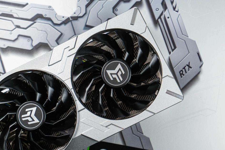性能超凡入圣，影驰 GeForce RTX 4080 SUPER 金属大师评测(图2)