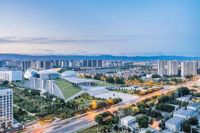 2023年内蒙古GDP表现：鄂尔多斯逼近六千亿，包头增速领跑全区！(图2)