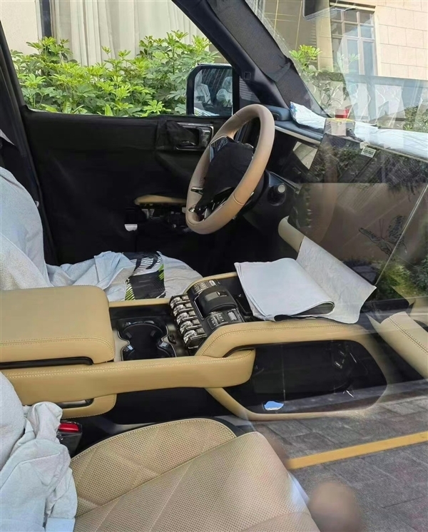 比亚迪硬派越野 方程豹豹5低伪实车曝光：40万买它还是丰田普拉多？