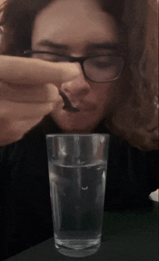 用筷子蘸着喝完一杯水要多久？小哥实测舌头都要麻了！