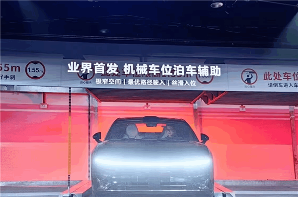 技术领先行业一代！华为首款轿车智界S7首批到店