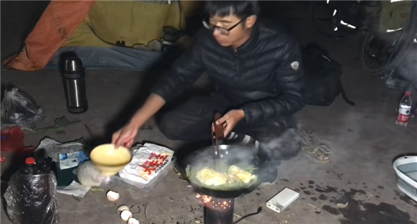 靠着一人一狗一单车：这哥们在B站上疯涨10万粉丝