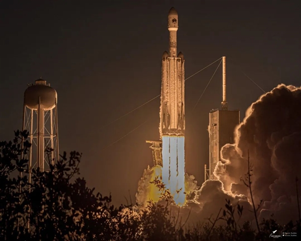 SpaceX重型猎鹰火箭发射美国太空军机密卫星：不怕核打击