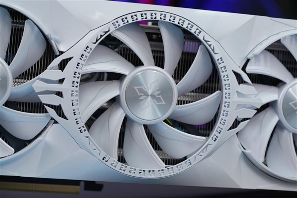 纯白高颜值！耕升RTX 4070 Ti星极皓月OC图赏