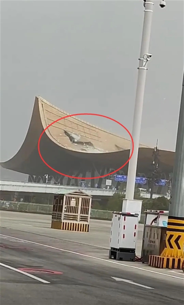 昆明机场遭遇大风 航站楼顶碎片乱飞：官方回应