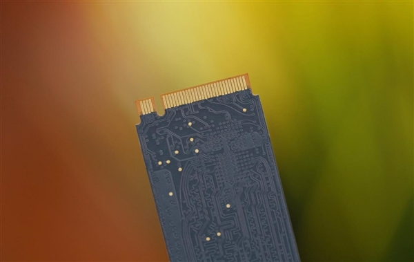 长江存储致态第一款4TB SSD！TiPlus 7100 4TB图赏