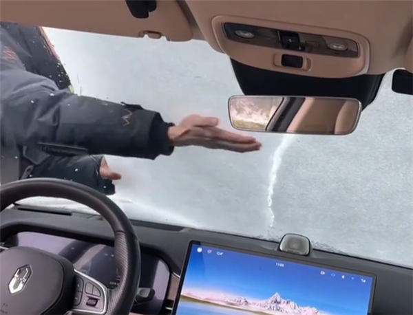 别图省事！男子驾车时积雪滑落遮住挡风玻璃：前方啥也看不见