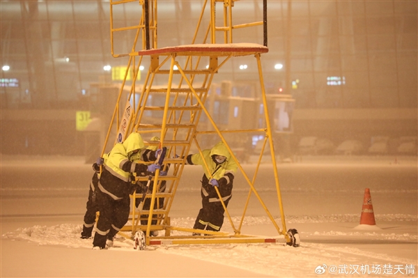 女子称被困武汉机场30小时 有旅客体力不支晕倒：还有人被困飞机内6小时