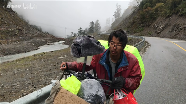 靠着一人一狗一单车：这哥们在B站上疯涨10万粉丝