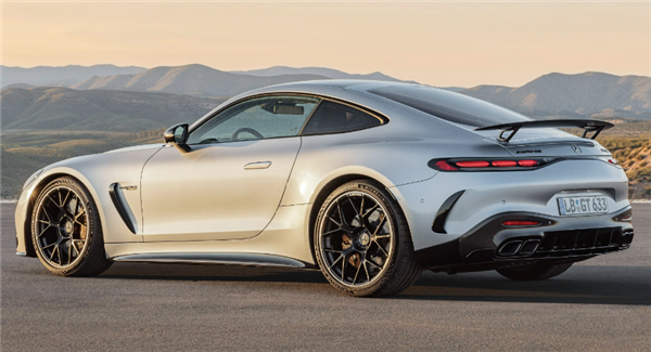 保时捷911“一生的宿敌”：全新奔驰AMG GT跑车全球首发 零百仅3.2秒