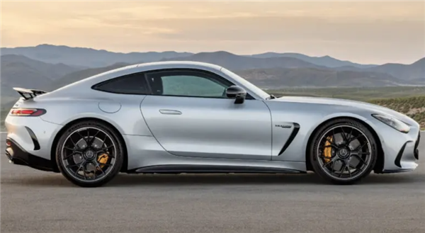 保时捷911“一生的宿敌”：全新奔驰AMG GT跑车全球首发 零百仅3.2秒
