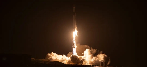 SpaceX再发射13颗可直连手机的星链卫星：每颗重达875