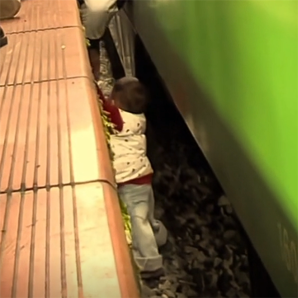 家长需注意！幼童坠入列车缝隙万分危急：幸被乘客合力救起