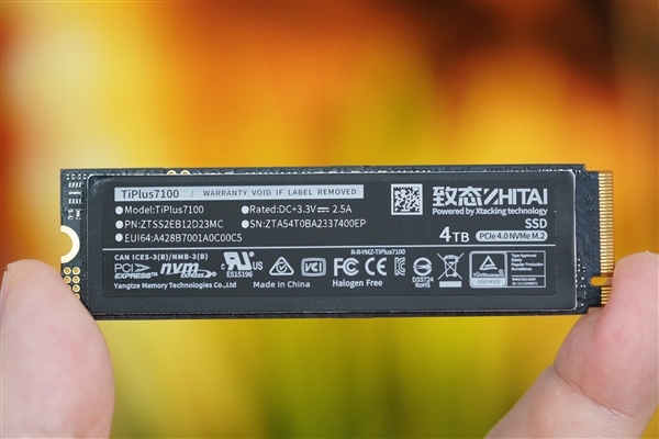 长江存储致态第一款4TB SSD！TiPlus 7100 4TB图赏