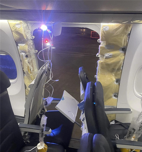 美国飞机舱门脱落致使171架波音737MAX停飞！专家：两大可能