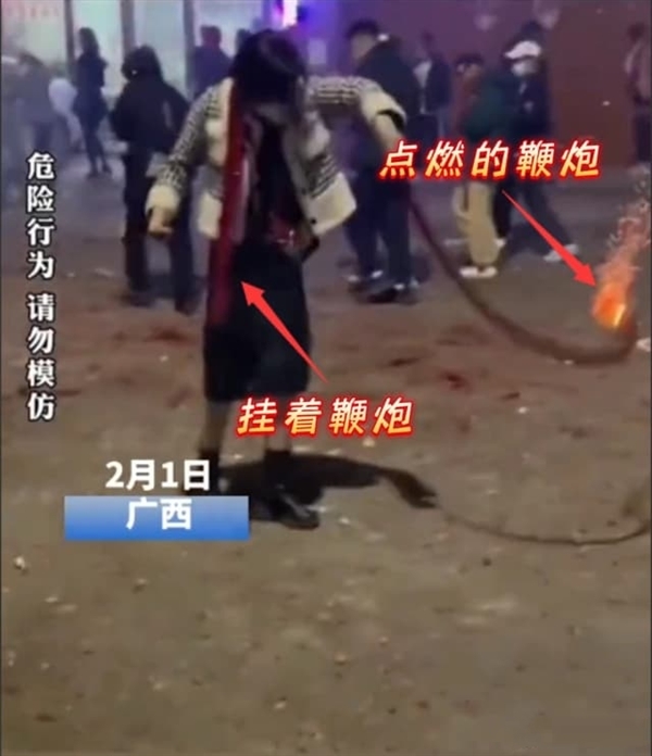 女子放鞭炮时将挂在身上的鞭炮引燃 结果意外发生！网友：真无知