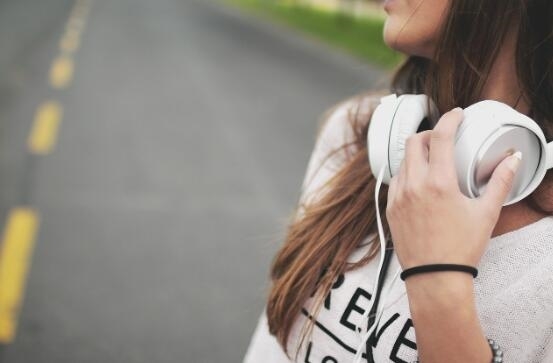19岁女生戴耳机睡觉致耳疼痛：流血流脓 结痂听不见声音