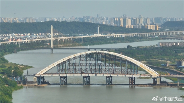 国内首座斜截面钢箱梁提篮拱桥主体完工：跨度达255米