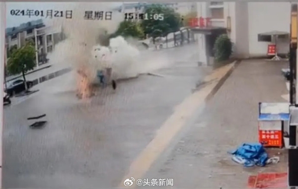 重庆一小孩往下水道扔鞭炮后引发爆炸 井盖炸飞数米：现场太惨