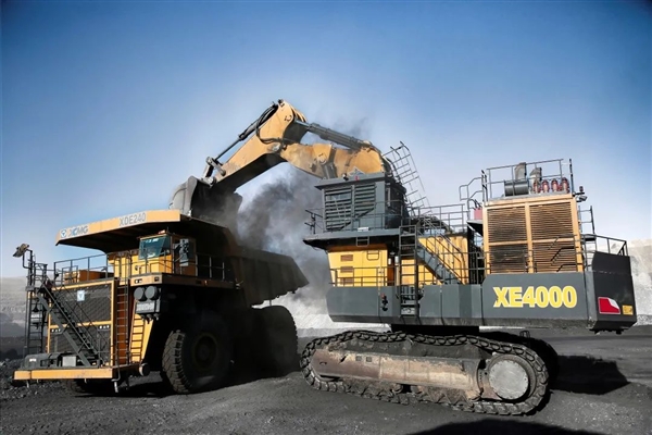 中国自主打造的首台超大挖掘机批量交付：一斗可装40吨煤