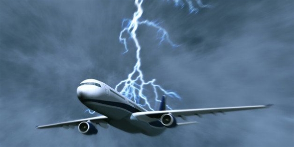 日航一客机两次遭雷击被迫改航：机舱内出现焦糊味