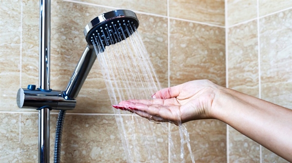 男子洗澡时发现舒肤佳香皂内嵌刀片 客服：很少发生这种情况