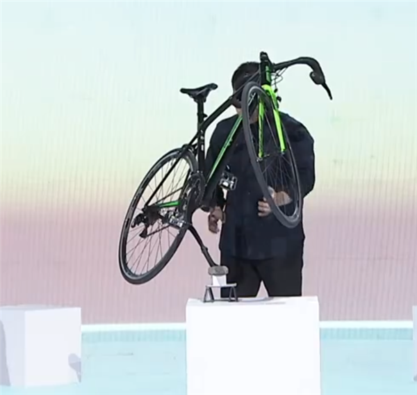 OPPO Find N2折叠屏撑起一辆自行车感受下 屏幕、铰链完好无损