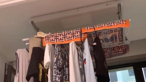男子家新装晒衣架必须夹子音控制 网友：这才是求人办事的态度