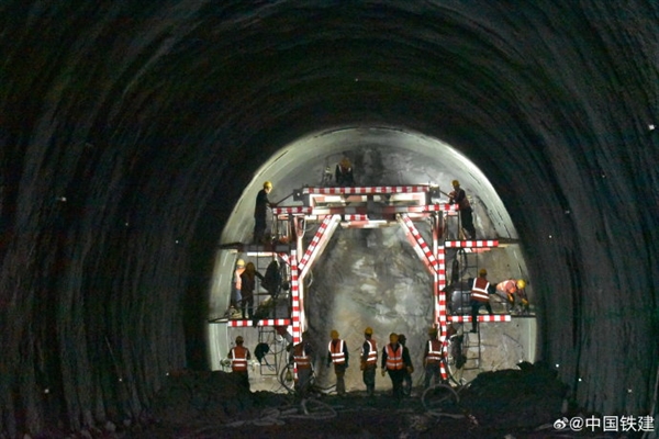 重大进展！渝万高铁特长高瓦斯隧道掘进突破3000米