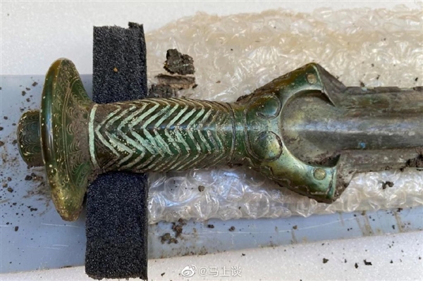 德国发现3000年前青铜剑 出土竟还在发光：国内网友看笑 这不是伪造？