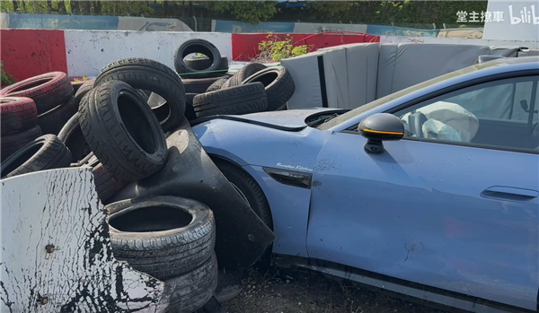 小米SU7赛道首撞 第一视角感受下：气囊爆开 挡风玻璃碎裂