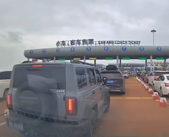 奔驰车男子砸车监控曝光：正常交替行驶 事发时奇瑞车非老奶奶驾驶