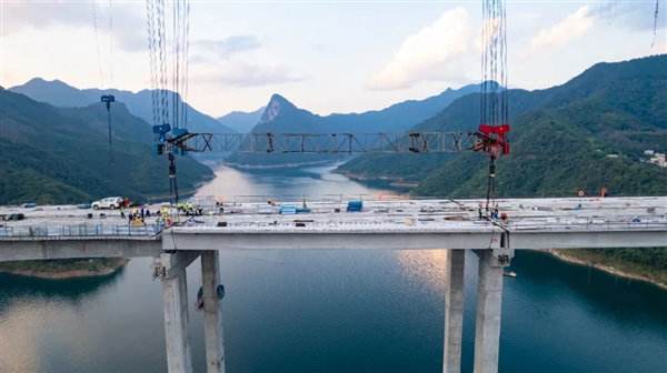 跨径超600米！世界最大跨度拱桥建成通车：位于广西
