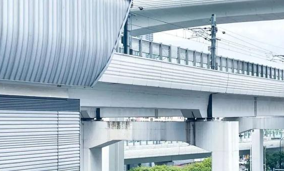 官方辟谣深圳地铁高架桥现裂缝：实为“缝隙”、不存在安全问题