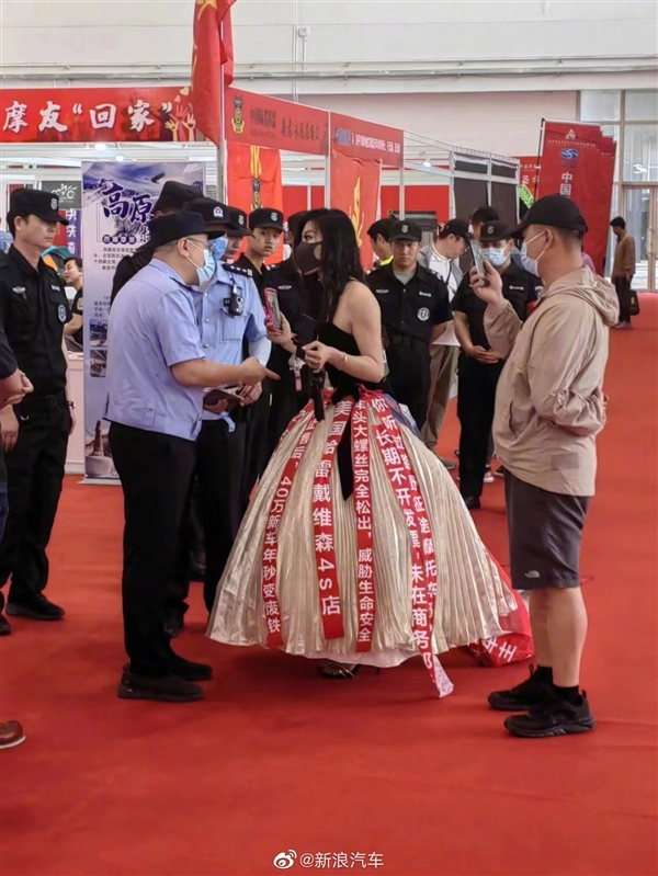 北京摩博会哈雷展台现维权：女士穿“维权长裙”引围观