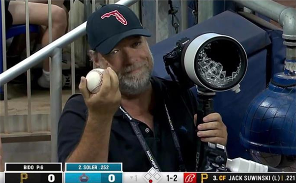 这一击160公里/时！9.5万元索尼镜头被棒球击中报废 摄影师逃过一劫