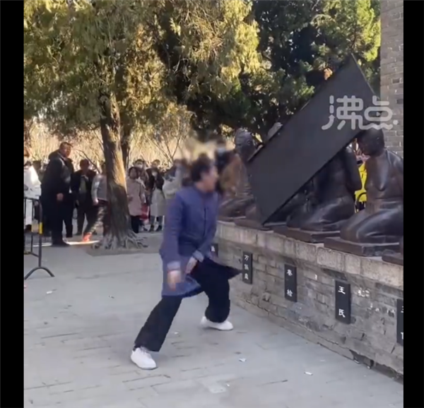 画面有点上头！男子扛铁板狂砸秦桧雕像：《满江红》带火景区热度