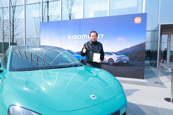 雷军颁发证书！SU7首位车主李小林点赞小米汽车：为中国汽车工业争得荣誉