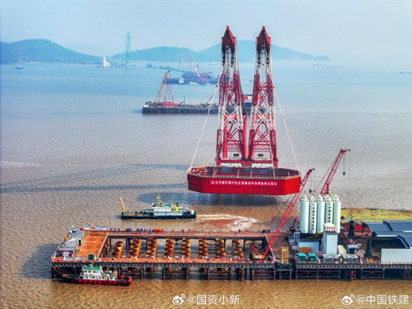 新进展！世界最大跨度三塔钢箱梁斜拉桥进入海上主墩承台施工阶段