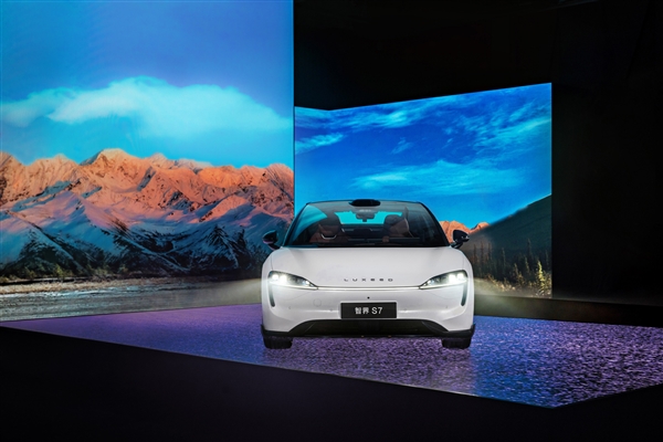 华为发布首款纯电轿车智界S7！余承东：空间遥遥领先 比大更大