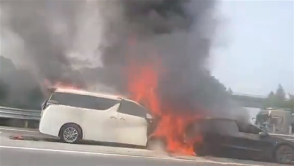 丰田威尔法高速追尾特斯拉后起火：两车都被烧成了车架子