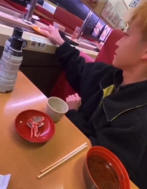 “神话”破了！日本男子拉面店舔筷子后放回 还有人往旋转寿司上抹口水