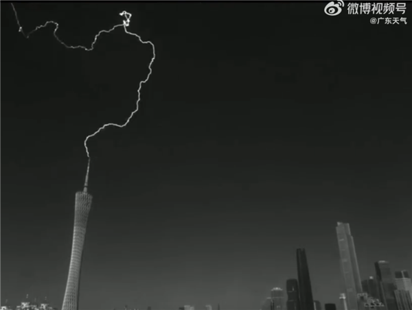 广州塔1小时内连续6次接闪电：引雷针主动引雷保护建筑