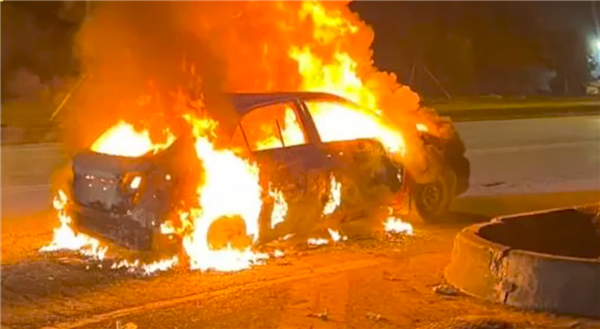 司机酒后睡着 原地踩油门致车辆起火：烧成废墟